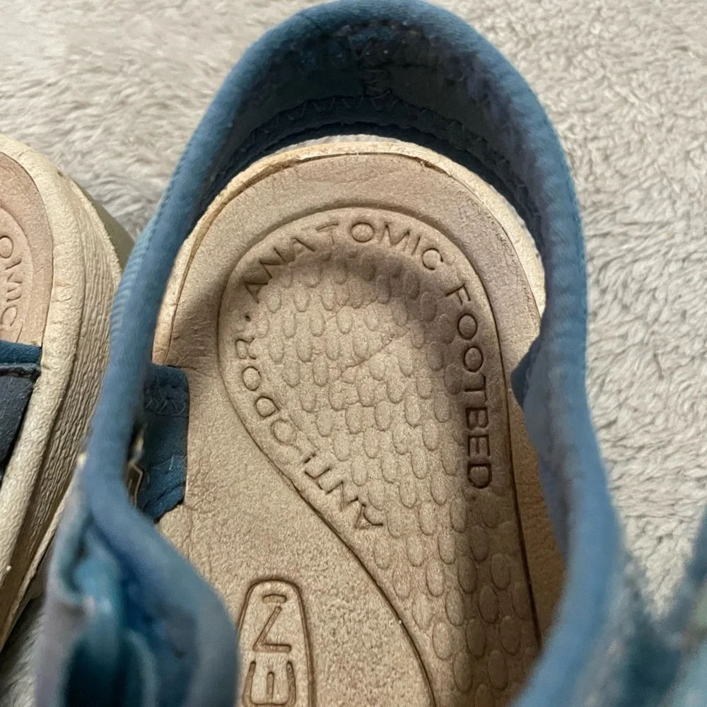 Keen Blue Sandals with Adjustable Strap and Cutout Design 5.5 - Picture 12 of 13